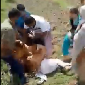 چک جھمرہ میں زمین کے لین دین پرہنگامہ، سگے بھائیوں نے بہنوں پرزمین نا دینے کی وجہ سے سرعام  تشدد کیا، پولیس نے ملزمان کے خلاف کارروائی سے انکار کردیا 